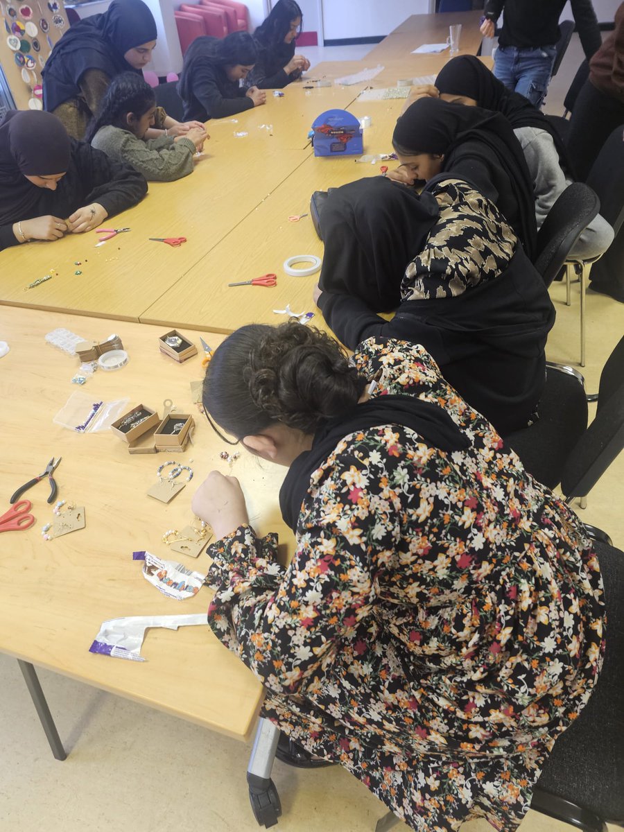 fatimawomens's tweet image. Jewellery making skills. #FunFactFriday #mentalhealth #friendship @TNLUK @WestonFdn @allaboutoldham @OldhamYC