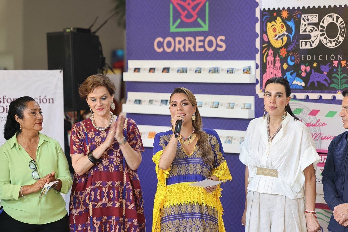 EvelynSalgadoP's tweet photo. La edición 50 del Tianguis Turístico ya tiene su propia estampilla conmemorativa. 📮✨

Pusimos en circulación 300 mil piezas que celebran una historia que nació en Acapulco y que hoy sigue trascendiendo fronteras.

Junto a la secretaria de Turismo, @josefinarodzam, y la directora de Correos de México, @violeta_abreu, compartimos este momento que se convierte en un símbolo que viajará por 192 países, llevando con orgullo el nombre de Guerrero al mundo. 🌎☀️