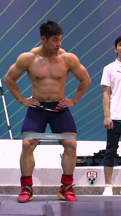 jftn_'s tweet photo. @Jayzsa @e1b_american @asparagoid No you’re wrong. The over developed traps and shoulders are definitely from Olympic lifts. https://t.co/fJo7HsWkDE
