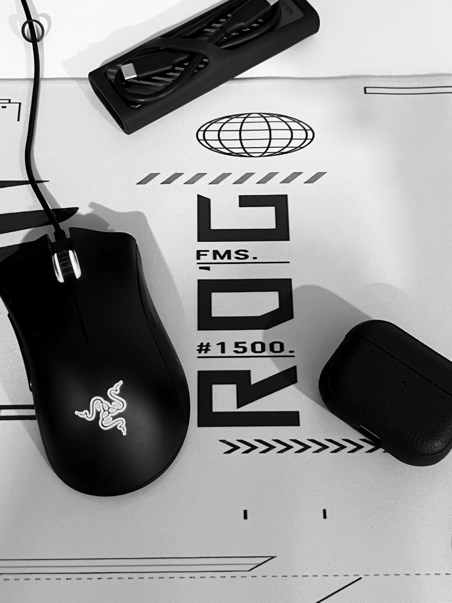 ivann_villalobo's tweet image. MousePad #asus #razer #desksetup