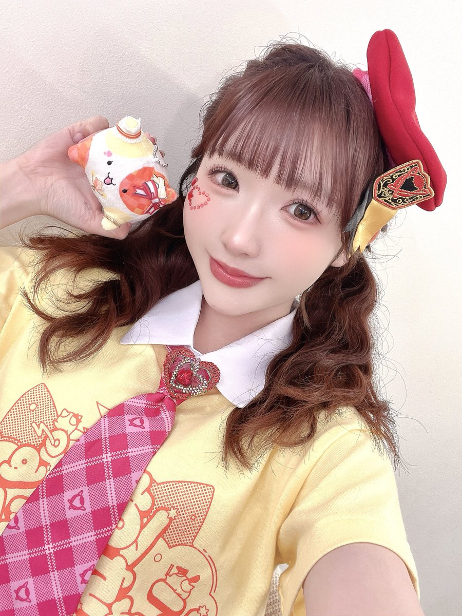 mimuharu_1027's tweet photo. Happy Around! 6th LIVE
「はっぴーにょちおらんど！」

会場に来てくださった皆さん
配信をご覧くださった皆さん
ありがとうございました☺️🎀

「はっぴーにょちおらんど！」というタイトル通り、にょちおも主役のライブ🐱🎤✨
グッズを身につけてくださっていたり、
にょちおの楽曲でも一緒に盛り上がってくれたりと、ディグラーのみんなと沢山のHAPPYな時間を共有できて、本当に楽しかったです🥹🎤

今日はゆっくり休んでね☺️🍀
またお会いしましょう…！
#D4DJ #ハピアラ #はぴにょち