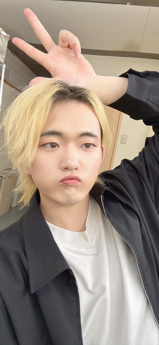 mishu_shuki's tweet image. FJ TheaterでのLIVEありがとうございました！
珍しく水曜LIVEでめっちゃ楽しかった！
25分枠だったけど今までより安定して歌えてよかった🎤

次は5/2から5日間ゴールデンウィークLIVE一緒に駆け抜けてこうね！

 #レブズ #メンズアイドル 
 #LIVE