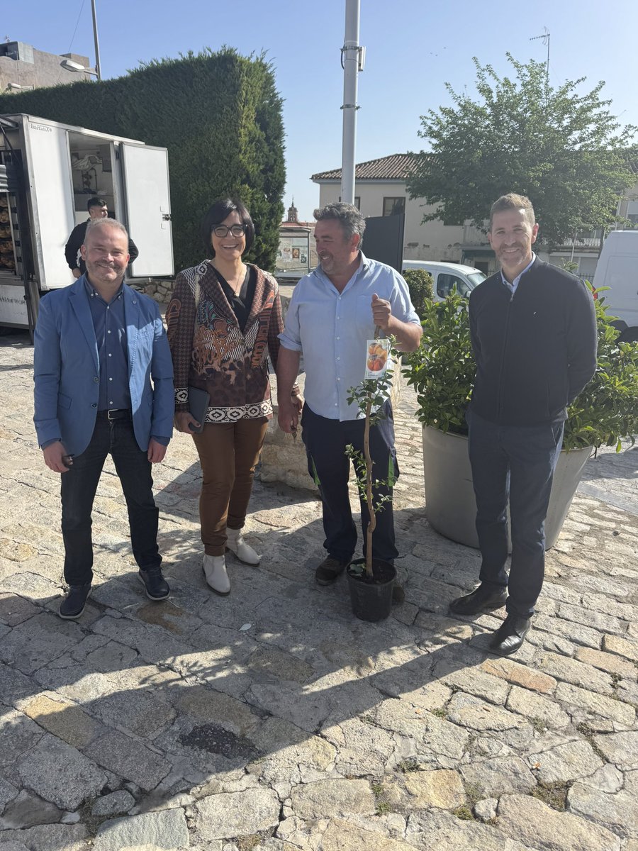 MariaJoseBaza's tweet photo. Le contamos a los vecinos de la comarca de #Baza y su ciudad las inversiones en materia educativa en los centros educativos . Inversiones que superan los 5mill€ gracias al gobierno de @JuanMa_Moreno y del @ppandaluz https://t.co/SeBj7A385y