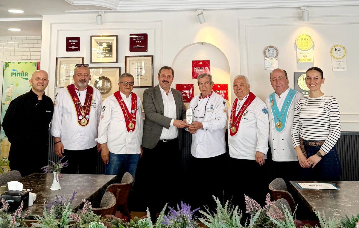AlpayOkyay's tweet photo. Türkiye Aşçılar Federasyonu ve İzmir Aşçılar Derneği'nin düzenlediği "Gastro Genç İzmir" yemek yarışmasına jüri üyesi olarak katılım sağladım.
Amasız, Fakatsız..
Geleneksel Türk Mutfağı ve esnafımız için yapılan her doğru çalışmanın içerisinde olmaya devam edeceğiz.
#TürkMutfağı https://t.co/FmcDvzhIYK