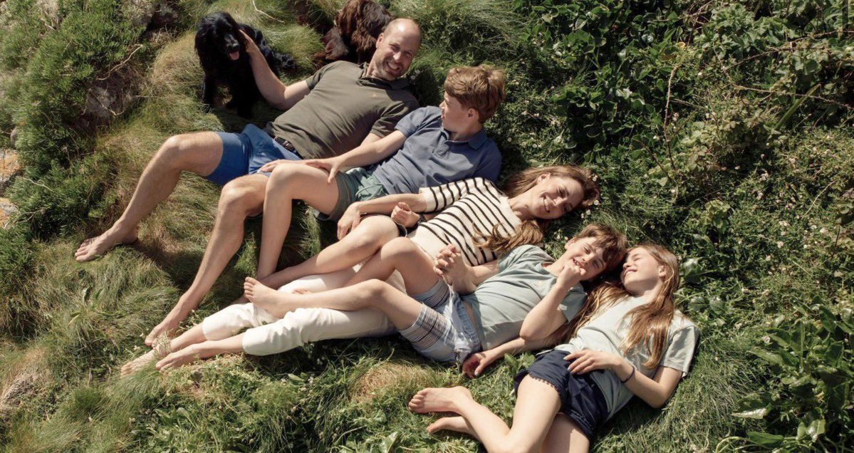 TheRoyalButler's tweet image. A very Happy 15th wedding anniversary to Their Royal Highnesses the Prince and Princess of Wales. 

This photo was released by them today to make this special occasion. 

#PrinceWilliam #princessofwales #royal