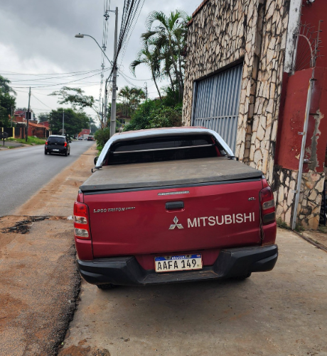 Las veredas no son estacionamiento. 
La invasión diaria de automóviles y motos pone en riesgo la movilidad peatonal, especialmente de personas con discapacidad. 
La vereda es espacio público: estacionar allí corresponde a multa. 
#VeredasLibres #AccesibilidadYa