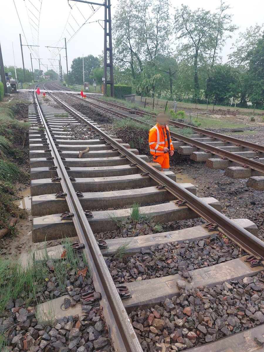 TERNouvelleAQ's tweet photo. ⚠ 16h16 #Infotrafic [Mise à Jour] Les équipes techniques sont sur les travaux de l'affaissement près des voies dans le secteur d'#Orthez .

La circulation restera interrompue jusqu'au mardi 12 mai sur les axes concernés. 

Un plan de transport est en cours de réalisation. https://t.co/kfvuBt2QMZ