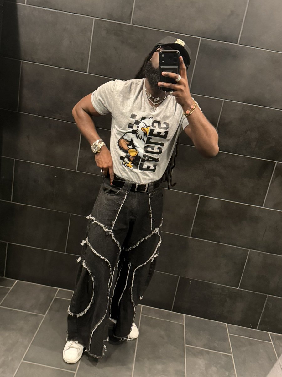 theonlyac3's tweet image. It’s field trip day. #teacherlife📚✏️  #secondgrade #fieldtrip #teacherfashion #fyp