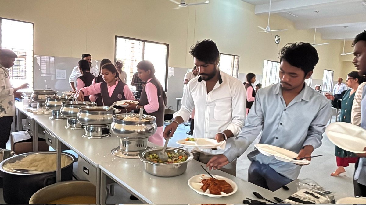 PMSHRIEMRSBW's tweet photo. Kaushalya Program Job Fair at our school, organized in collaboration with NESTS and Tata Motors, was a great success. A total of 164 students from 14 EMRS institutions actively participated in the interview process. https://t.co/FTJQxuvLST