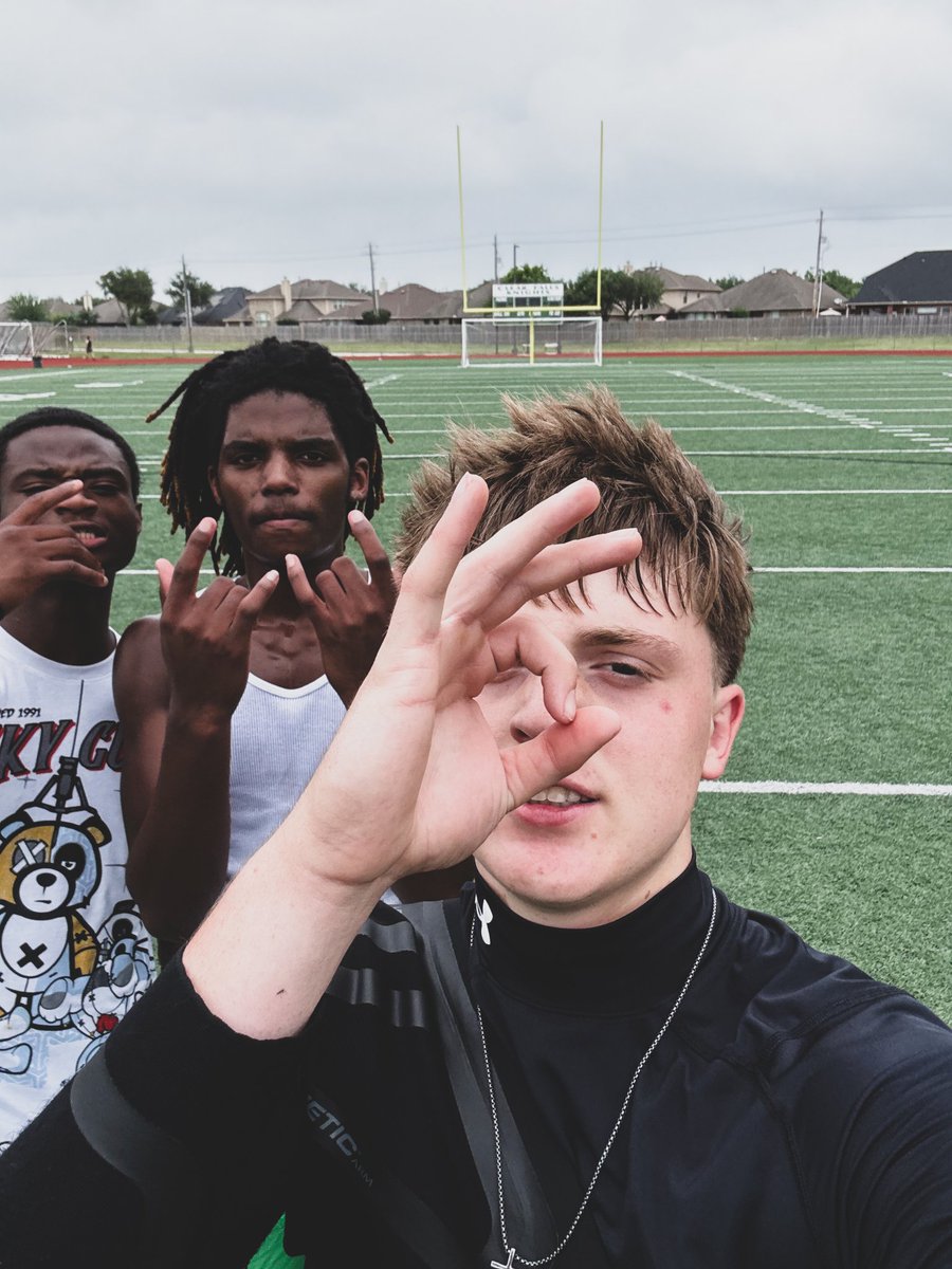 RJQB16's tweet image. No shortcuts. No excuses. Just work.

When you stay locked in on your craft and show up every single day, the results have to come. Progress isn’t luck — it’s earned.

Keep putting in the work. The outcomes will follow.

#Quarterback #classof2027 #grind #everydaywork