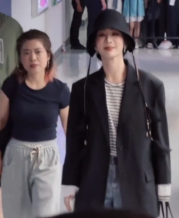 hyo221282313's tweet image. Of course Adidas Red Pictures 🤭 

#YangZi #LiXian
#FlourishedPeony
#IntheNameofBlossom