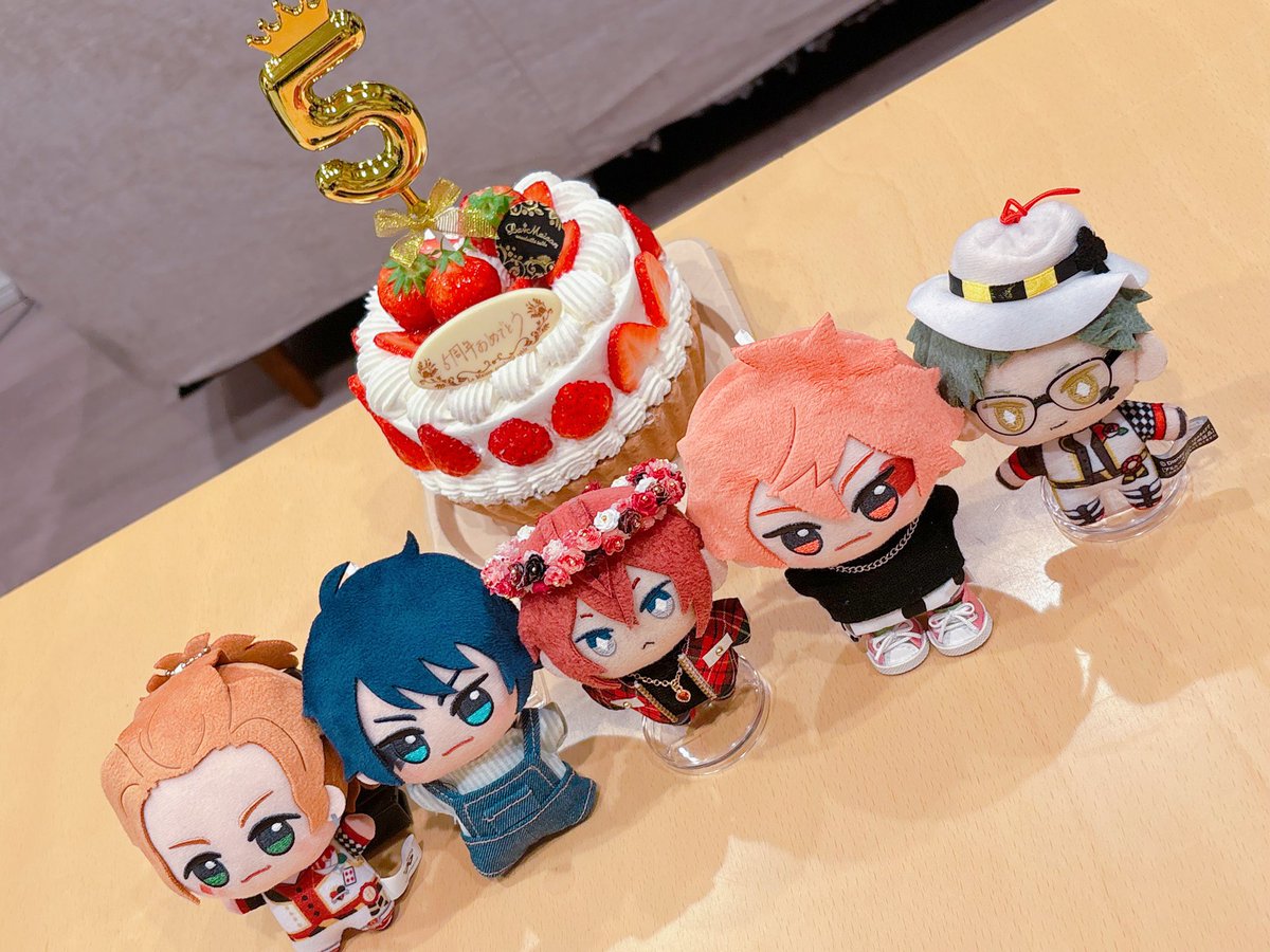 Et_Nanana's tweet photo. 今日はいつものらびゅる5周年記念ぶれじゅ💎撮影でした~~~みんな長いことかわらずあそんでくれてありがとうねぇ✨✨引き続きよろしくお願いいたします🙇‍♀️❣️（集合なおやせんせいからいただきましたっ📸💁‍♀️✨）
 #弊らびゅる https://t.co/X0gIwh0XKW