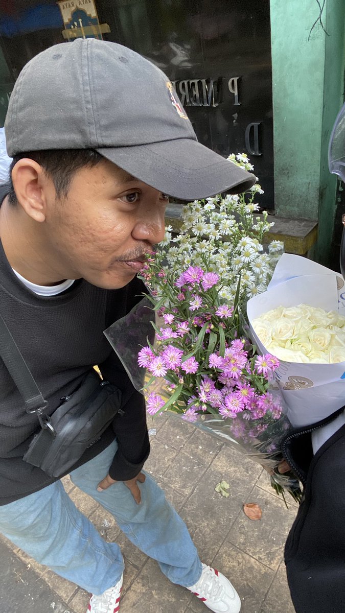 FeniAprni's tweet photo. 👧🏼 : baliknya lewat palmerah aja ya yang, nnti kita makan ke rabel udh lama ga makan pancong
🗣️ : siap sayang
Meanwhile hehe 
👧🏼 : aku mau bunga aja engga usah pancong
🗣️ : hmm oke kita beli
Gue dalem hati ; 🥰🥰🥰🥰🥰😋 https://t.co/do3wNx1hJM
