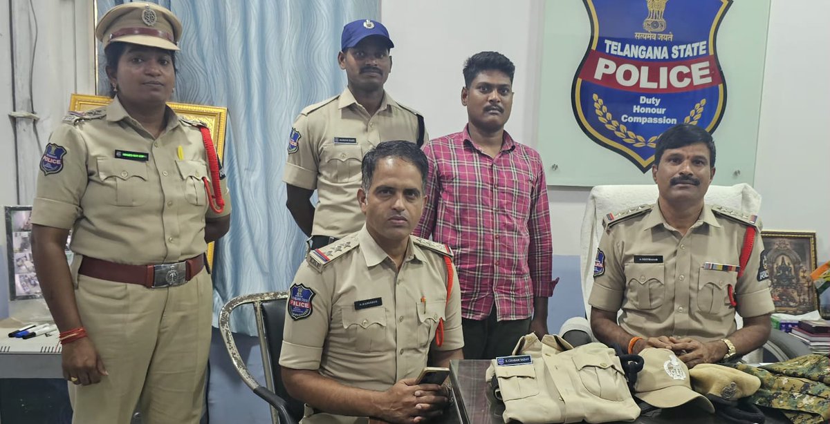 NewsMeter_In's tweet image. #Hyderabad:

#Fakecop busted at #TelanganaSecretariat

A 31-year-old man, Thaturi Ravi (alias Charan Yadavu / Nikhil Yadavu), has been arrested by @hydcitypolice for impersonating a #policeofficer inside the Secretariat.

Dressed in full uniform, he posed as part of the Chief