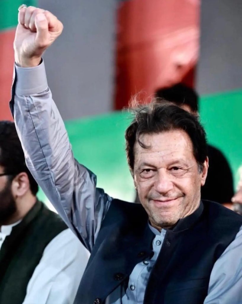Bakhtt_PTI's tweet photo. مایوس نہیں ہونا
خان کو اکیلے مت چھوڑنا
جو بھی آپ خان کے لئے کر سکتے ہو، کریں
لیکن ہمت نہیں ہارنی
چپ نہیں بیٹھنا
دل نہیں چھوڑنا
کیونکہ خان آپ کے لئے لڑ رہا ہے
متحد رہیں 
اپنی جدوجہد جاری رکھیں
 فتح حق اور سچ کی ہوگی

ان شاءاللہ 🤲 https://t.co/SqXN9treQU
