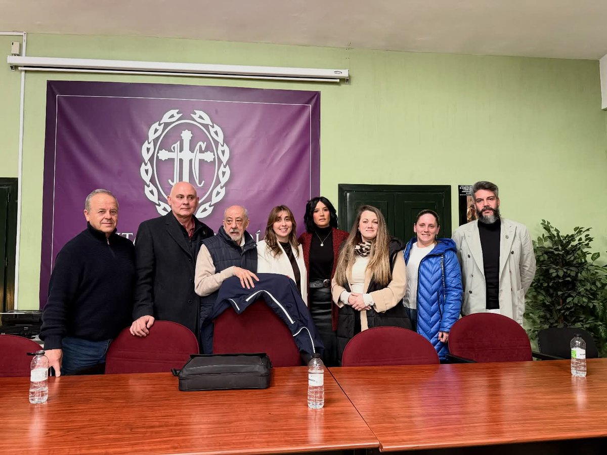 Tamboradahellin's tweet photo. Nueva Junta Regidora de las "Turbas de Cuenca". Desde nuestra Asoc deseamos al nuevo Secretario-Presidente Jesús Aguilar Alonso y su equipo,el mayor de los éxitos, poniéndonos a su disposición. Agradecemos a Antonio Garrote su colaboración con nuestra Asoc y la de Hellín-Moncada. https://t.co/K8UA0lJps1
