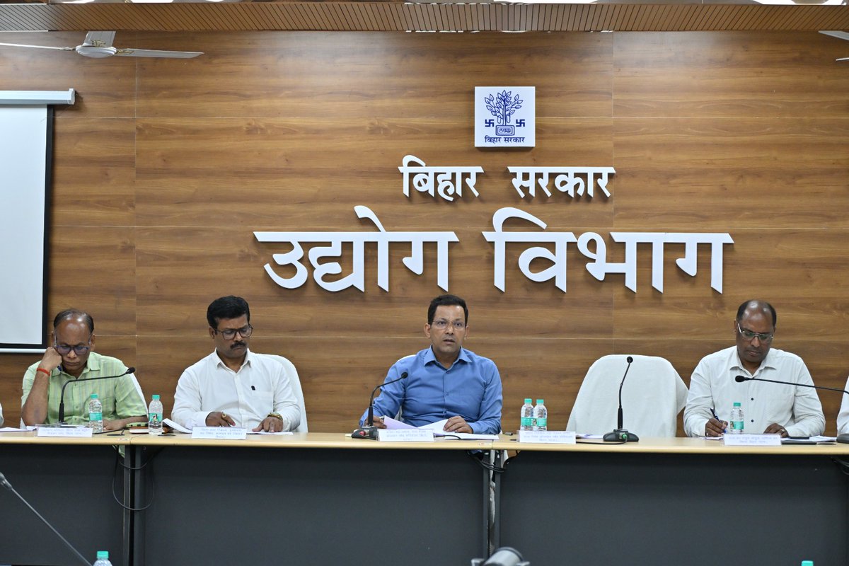IndustriesBihar's tweet photo. सचिव श्री कुंदन कुमार की अध्यक्षता में राज्य निवेश प्रोत्साहन बोर्ड (SIPB) की 115वीं बैठक सफलतापूर्वक संपन्न हुई।

बैठक में कुल 07 परियोजनाओं को स्टेज-1 क्लीयरेंस (₹10.47 करोड़) तथ��� 04 परियोजनाओं को वित्तीय स्वीकृति (₹31.63 करोड़) प्रदान की गई।

इस अवसर पर स्वीकृति प्रक्रियाओं को और अधिक सरल, पारदर्शी एवं त्वरित बनाने तथा निवेशकों के समक्ष आ रही व्यावहारिक चुनौतियों के प्रभावी समाधान पर गहन विचार-विमर्श हुआ।

प्रमुख निवेश प्रस्तावों में Sita Agro Food Products, Anjali Products, Hari Priya Rice Mill, Star Diamond Steel Industries Pvt. Ltd., G.G Udyog सहित अन्य शामिल रहे।

#BiharHaiTaiyar
🚨उद्योग और रोजगार के क्षेत्र में रफ्तार पकड़ता बिहार!
#BuildAndBelieveInBihar 

@PMOIndia @PiyushGoyal @CimGOI @GovernorBihar @samrat4bjp @officecmbihar @kundan_ias @bihar_rc @PTI_News @ddnewsBihar @PIB_India @DoC_GoI @investindia @BiharIndustries @BiharCabinet @ficci_india @bimcgl @BSPCBOfficial @idabihar @startup_bihar @IPRDBihar