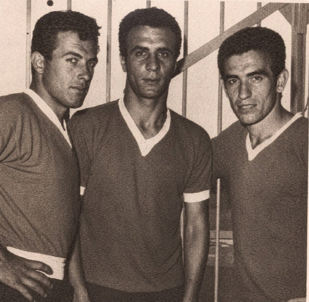 LocoBernao's tweet photo. No hace mucho alguien le preguntó a Tarabini si se animaba a jugar de puntero derecho en la selección.

"¿Y por qué no?... yo no tengo problemas. Pero tendría que jugar de suplente". ¿Por qué?, le preguntaron. La contestación no merece comentarios. 

"Porque el mejor derecho puntero que hay en la Argentina es Raúl Bernao. Por muerte, contra todos los demás..."

(Revista Goles - Abril 1966)