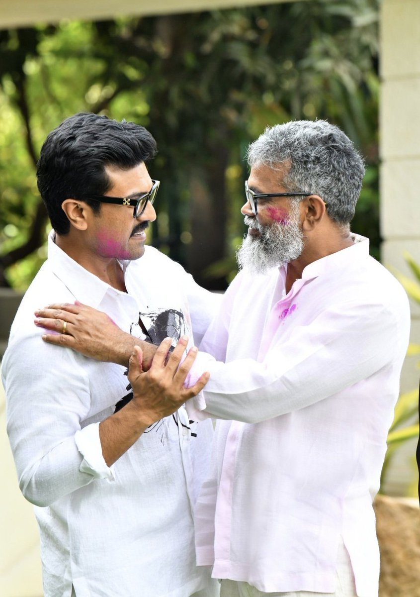 WorldRamcharan's tweet photo. Ramcharan nd Sukumar π₯π₯΅
The real Globetrotter awaitsπ₯΅
#Raring2conquer π #RC17 https://t.co/LuCoTm4Qxq