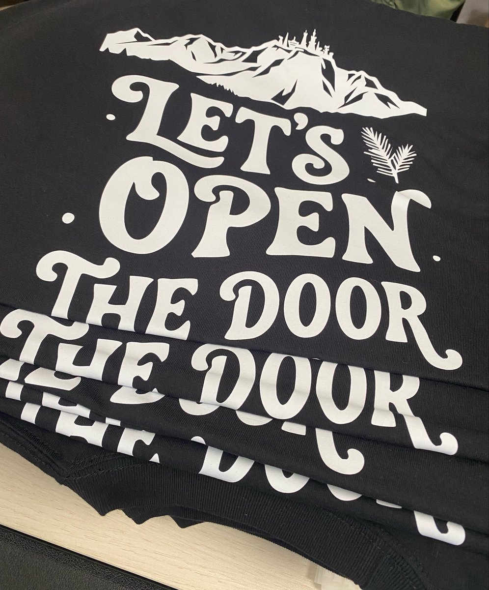 手稲のキャンプ場
ホリッパさんの
Tシャツを作らせていただきました。

今回は
デザイン、Tシャツ取り寄せ、プリント
全て任せていただき、
頑張って作りました！

手稲山のイメージと
新生ホリッパのキャッチフレーズ

5/2よりホリッパさんで販売

とんちゃん、みちさん、しゅんさん
応援してます！