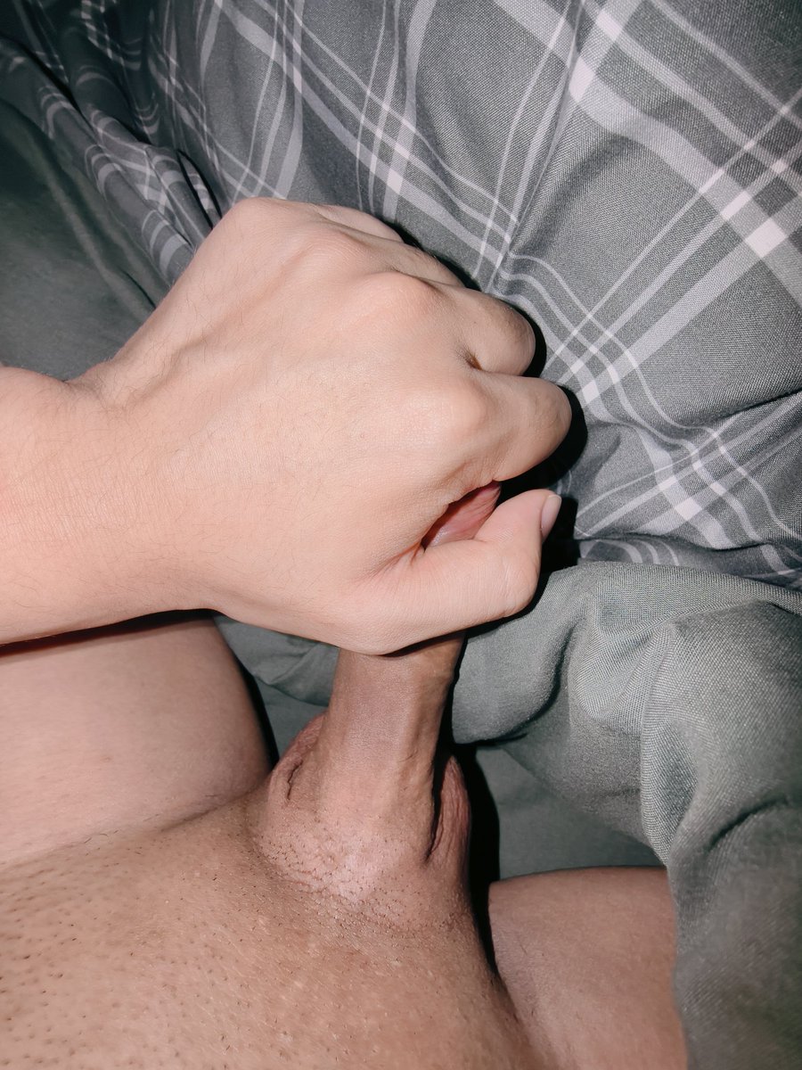 djndkd264's tweet photo. 诈尸一下，再次见面已经成无毛鸡了 #男大 #男高 #无毛 #暴露 https://t.co/5X95VVmGFX