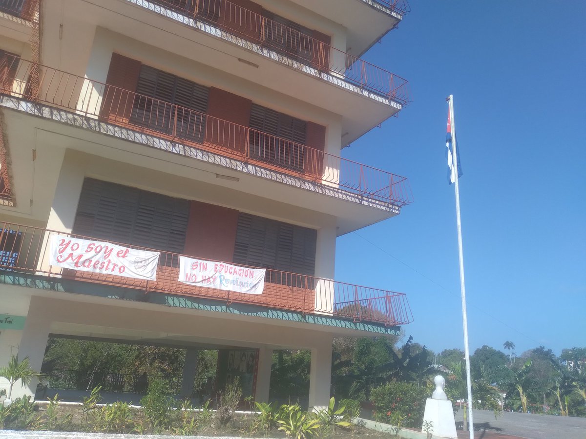 Nuestro centro listo y engalanado esperando el día internacional de los trabajadores este 1ro de Mayo. #CubaMined #CubaEduca #PinardelRío.