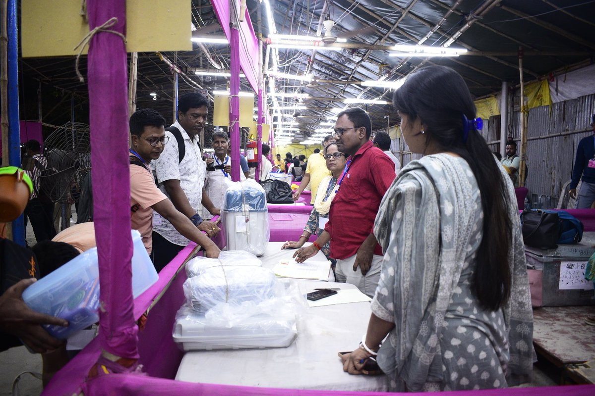 DEO_N24Pgs's tweet photo. PPs arrived at the RC venue of 108 Barrackpore AC , North 24 Parganas .
#WBLA2026
#SVEEP
#VoteForSure
#N24ParganasWillVote
@CEOWestBengal https://t.co/VTz4BaSZGq
