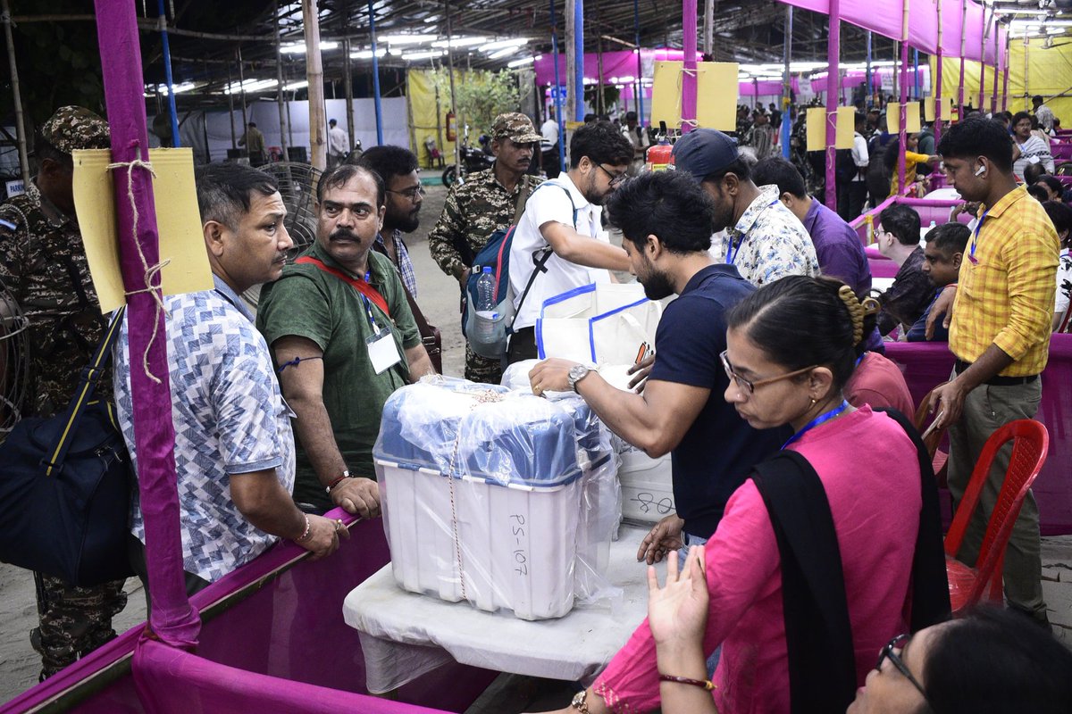 DEO_N24Pgs's tweet photo. PPs arrived at the RC venue of 108 Barrackpore AC , North 24 Parganas .
#WBLA2026
#SVEEP
#VoteForSure
#N24ParganasWillVote
@CEOWestBengal https://t.co/VTz4BaSZGq
