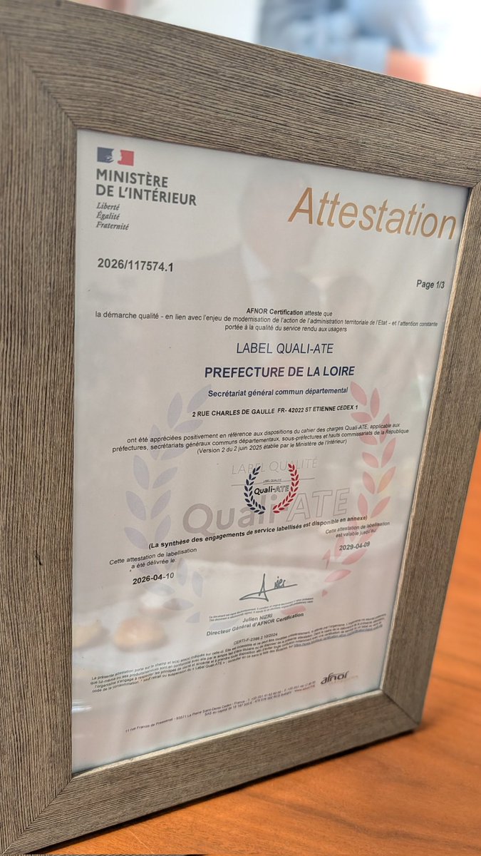 Prefecture42's tweet photo. 👏🏾 🇫🇷 Nous sommes fiers d'annoncer que la préfecture de la Loire a officiellement reçu le label Quali-ATE.

🟢 Délivrée par @AFNOR Certification, cette distinction vient saluer notre engagement constant pour :
- la #qualité de l'accueil et du service rendu aux usagers ;
- la #modernisation de l'action administrative territoriale ;
- le respect des engagements du référentiel de @Interieur_Gouv.

💬 "Cette réussite est le fruit d'un travail collectif mené par l'ensemble de nos agents au service des #Ligériens. Un grand bravo à toutes les équipes mobilisées !" Dominique Schuffenecker, secrétaire général de la préfecture de la #Loire.