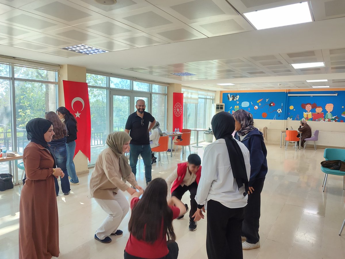 Siverek_GM's tweet photo. Havaların ısınmasıyla birlikte bugün gençlik merkezimiz oldukça hareketliydi. Gençlerimizle oyunlar oynadık, keyifli sohbetler ettik ve birlikte çok güzel vakit geçirdik. Onların da bu anlardan büyük bir keyif aldığını görmek bizi ayrıca mutlu etti.🥳🫶
@OA_BAK @gencliksporbak https://t.co/d2MvhZe3DK