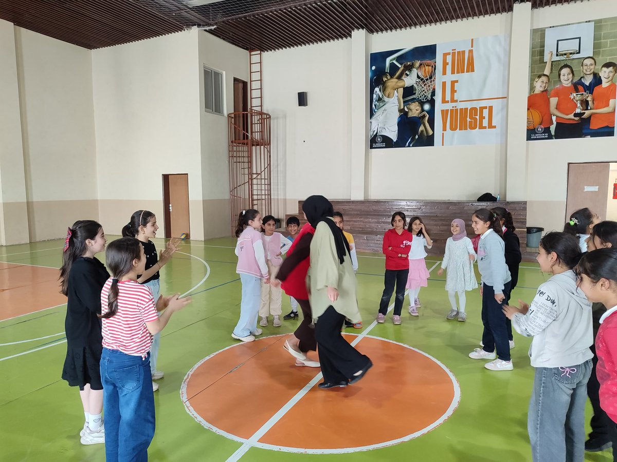 Siverek_GM's tweet photo. Havaların ısınmasıyla birlikte bugün gençlik merkezimiz oldukça hareketliydi. Gençlerimizle oyunlar oynadık, keyifli sohbetler ettik ve birlikte çok güzel vakit geçirdik. Onların da bu anlardan büyük bir keyif aldığını görmek bizi ayrıca mutlu etti.🥳🫶
@OA_BAK @gencliksporbak https://t.co/d2MvhZe3DK