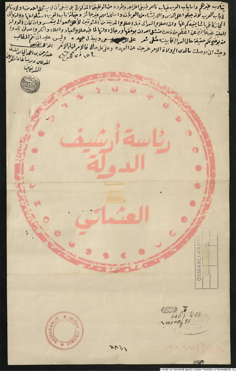 arsivleri98's tweet photo. – يُنشر لأول مرة / #حرب 🔴 

وثيقة صادمة من المدينة المنورة سنة 1326هـ تكشف تمرد قبيلة حرب بفروعها (مسروح، بني سالم، بني علي، عوف، الأحامدة) عبر سلسلة معارك وحصار للمدينة وقطع طرق نجد ونهب القوافل، مع تحالفات داخلية وخيانة بعض أهل المدينة كأولاد المدني وباب العرب، وذكر دور ابن صويلح من اللهبة من عوف في تأجيج الفتن، في نص نادر يفضح شبكة الفوضى والتحالفات التي أرعبت الحجاز رغم قلة عددهم.. 

حضرة دولة أفندينا،
إن من الملزم ما يجب اطلاع دولتكم وإحاطتكم به علمًا أسباب الفتن الحاصلة بأطراف المدينة المنورة وسواكن في العربان، وما ينبغي من اتخاذ الوسائل اللازمة في إصلاح ذلك، وما به يسري الصلاح إلى قبائل العربان من مسروح وبني سالم وغيرهم، لتسعوا في ذلك بعونه تعالى.
فأقول وبالله التوفيق:
إن حول المدينة المنورة قرية يقال لها العوالي، بينها وبين المدينة المنورة مسافة نصف ساعة، وأغلب سكان القرية المذكورة قبيلة بني علي وعوف من مسروح، وإن سكان هذه القرية بينهم وبين أهل المدينة عداوات قديمة ومحاربات شتى:
منها ما جرى في القرن الماضي من المحاربة بينهم في زمن عيسى آغا شيخ الحرم، واستشهد خلق كثير فيها.
الثانية: محاربتهم مع الدولة العليا والأهالي سنة 1278هـ، لأجل قتلهم نقيب الأشراف السيد محمد أفندي جمل الليل وأمه التي ربته.
الثالثة: محاربتهم مع الدولة العليا والأهالي سنة 1293هـ، واستشهاد خلق كثير في المحاربتين المذكورتين من العساكر والأهالي والمجاورين.
الرابعة: قطعهم لطريق نجد ونهبهم أموال التجار الواردة منهم بقرب المدينة المنورة، ومحاربتهم مع العساكر حين خرجت لإنقاذ القافلة سنة 1321هـ، ولذلك تشكّت الأهالي منهم ومن اتحاد عثمان باشا شيخ الحرم معهم إلى الأعتاب الملكانية.
الخامسة: قيامهم على أهل البلدة الطاهرة سنة 1323هـ، ومحاصرتهم لأهلها ونهبهم من يجدونه منهم خارج البلدة، ونهبهم لبعض ثمار البساتين.
السابعة: هجومهم على أطراف البلدة الظاهرة والاستيون، ومحاربتهم مع العساكر الشاهانية في أول سنة 1326هـ.
الثامنة: هجومهم على البلدة الطاهرة ومحاصرتهم لها، ومحاربتهم مع العساكر الشاهانية والأهالي والمجاورين، واستشهاد جملة عظيمة من العساكر والأهالي والمجاورين، ولم تزل الفتنة ممتدة إلى 25 من ذي القعدة سنة 1326هـ.
وهذا الذي ذكرته هي الأمور الكبار، وأما الأمور الصغار فهي لا تحصر ولا تحصى، وأقدر أن أقول إن كل جمعة لا بد أن يحصل فساد منهم وبغي على الناس، بل كل يوم.
وإنهم في هذه الفتنة الحالية قد خرّبوا كثيرًا من بساتين أهل المدينة، إلا الناس الذين لهم معهم اتحاد ويوصلون إليهم أسرار الدولة العليا ويعينونهم، فإنهم لم يتعرضوا لبساتينهم، كأولاد المدني وباب العرب ذياب ناصر وأمثالهم.
وليعلم أن سكان هذه القرية، الرجال المحاربين، لا يزيدون عن 600 شخص، ولكنه عند الفتنة ينضم إليهم أناس من النخاولة ومن البادية الذين حولهم، ولا يُعلم أن حكم هذه القرية وإدخالها تحت الضبط والربط من أسهل ما يكون، وفيه مصلحة عظيمة توجبه انقياد بقية العربان، ولكن بقصورهم المحافظين وإدخال الرهبة في قلوبهم من أهل البلدة الطاهرة المخالفين للعربان المذكورين وأرحامهم، لم يوفق أحد منهم لذلك.
حتى إنه لما تشكّت الأهالي عام 1321هـ منهم ومن اتحاد عثمان باشا شيخ الحرم معهم على الأهالي إلى الذات الشاهانية، عاد الأمر بالعربان على الأهالي، وذلك بواسطة وكيل الفراشة الخائن وأخيه أبي سعود وأعوانه، ولم تزل أهل تلك القرية على بغيهم وتعديهم حتى حصل منهم ما حصل.
والسبب في ذلك مساعدة المحافظ وبعض أهل البلدة لهم، وليُعلم أن أهل القرية المذكورين يرون أنفسهم كالمستقلين، ولا تنفذ فيهم أوامر الدولة العليا ونواهيها، والدليل على ذلك وجوه:
الوجه الأول: أن الرجل إذا قتل أحدًا من الأهالي أو نهب ماله وطلبته الدولة لتنصف منه لا يمكننا من ذلك.
الثاني: أن الرجل من أهل المدينة إذا جنى جناية والتجأ إلى القرية المذكورة لا تقدر الحكومة أن ترسل أحدًا من العسكر للقبض عليه، وإذا طلبته من شيخ القرية يقول: هو ليس عندنا، وهو بين أظهرهم.
الثالث: أن القرية المذكورة هي مأوى لجميع البغاة وقطاع الطريق، حتى إن من أراد المدينة أو طرقها أو أطرافها بسوء يأوي إليهم ويضيفونه ويكرمونه غاية الإكرام.
الرابع: أن جميع ما يُسرق أو يُنهب من الحجاج والأهالي والعربان يبيعونه في تلك القرية بأبخس ثمن، ولهذا صار أكثر سكانها تجارًا.
الخامس: أن من أعظم المهيّجين للعربان على عدم قبول إجراء الشمندوفير بين الحرمين هم أهل تلك القرية، لأنهم يعلمون يقينًا أنه متى جرى الشمندوفير بين الحرمين دخلت قريتهم تحت الضبط والربط، وحينئذ لم يحصل لهم ولا لأعوانهم ما هو حاصل من الاستقلال والاستبداد.
وليُعلم أن لهؤلاء أعوانًا من سكان البلدة الطاهرة الذين ينتسبون إلى وكيل الفراشة، إما بالقرابة أو بالمنسوبية، أولهم:
أولاد المدني، ورحيمهم أحمد برز المحي، فإن أولاد المدني لهم حلف ومعاهدة مع أشقياء العربان الأحامدة، وحليفهم اسمه العرير التواب من الفقرة، وأسكنوه في بستانهم ليخوفوا به الأهالي.
الثاني: باب العرب، فإن أمه من عوف وبساتينه بقريتهم، وهو وأبوه وجده مشهورون باتحادهم مع العربان ضد الحكومة.
الثالث: أمين احتساب سابق يوسف حاجلي، فإنه حليف ومعاهد لابن صويلح من قبيلة اللهبة من عوف.
الرابع: محمد حماد.
وهؤلاء كلهم إما أقارب وكيل الفراشة وأخيه أو منسوبين إليهم، والذي جرأهم على ذلك كونهم يعلمون أن وكيل الفراشة وأخاه بهذا الطرف مسرّعين الخاطر، ويدافعون عنهم، وبإمعان النظر والتحقيق يظهر لدولتكم صدق قولي.
وليُعلم أن الواجب قبل كل شيء إصلاح هذه القرية وأخذها تحت الضبط والربط، لأنها إن لم يمكن إصلاحها مع كونها قرية قريبة من البلدة الطاهرة، فعدم إمكان إصلاح العربان البعيدين الساكنين في الجبال والتلال من باب أولى، فإن الجبال يقولون: إذا كانت الدولة عاجزة عن إصلاح هذه القرية مع سهولتها وقلة أهلها، فعجزهم عنا متحقق، وتسول لهم نفوسهم ذلك، والمشوّقون لهم يجدون مدخلًا.
فيلزم التنبه لهذا، وإجراء ما يلزم لإصلاح القرية المذكورة بسياسة حسنة، فإن فيه مصلحة عظيمة.
وإن من أول ما يلزم الإصلاح منع دخول أولاد المدني وغيرهم من فسادتهم وتشويقهم للعربان بأي طريقة كانت، إما بتأديبهم وهم بالبلدة الطاهرة، وأخذ الكفالات اللازمة منهم عن التعرض لمثل ذلك، أو بإبعادهم عن البلدة الطيبة حتى يتأدب غيرهم.
وأما باب العرب ذياب ناصر فينبغي إخراجه وطرده من الوظيفة المذكورة، بل وينبغي أن لا يُستعمل أحد من أولاد ناصر في باب العرب، لأنه يبلغ أعلى الدسم والارتشاء من العربان، واستخدامهم غير جائز وخيانة.
باب العرب، اسألوا عنها دولة والي الحجاز كاظم باشا يفيدكم عنها.
وإن صلاح العوالي قبل إصلاح المدينة، لأن المشوّقين لأهل العوالي يتعدون تعدّيًا.
وإن كانت الدولة العليا غير عاجزة عن أعظم من ذلك، نسأل الله أن يوفقها ورجال دولتها لما فيه صلاح العباد والبلاد.
وإنكم والله لن تجدوا من يوضح لكم حقيقة حال العوالي كما بينته، وعلى كل حال الأمر لمن يهمه الأمر.
15 ذي الحجة 1326هـ
الداعي المخلص
عبد الرحمن بن أحمد الياس المدني
المدرّس درسًا عامًا بالحرمين الشريفين. 

#الأرشيف_العثماني
