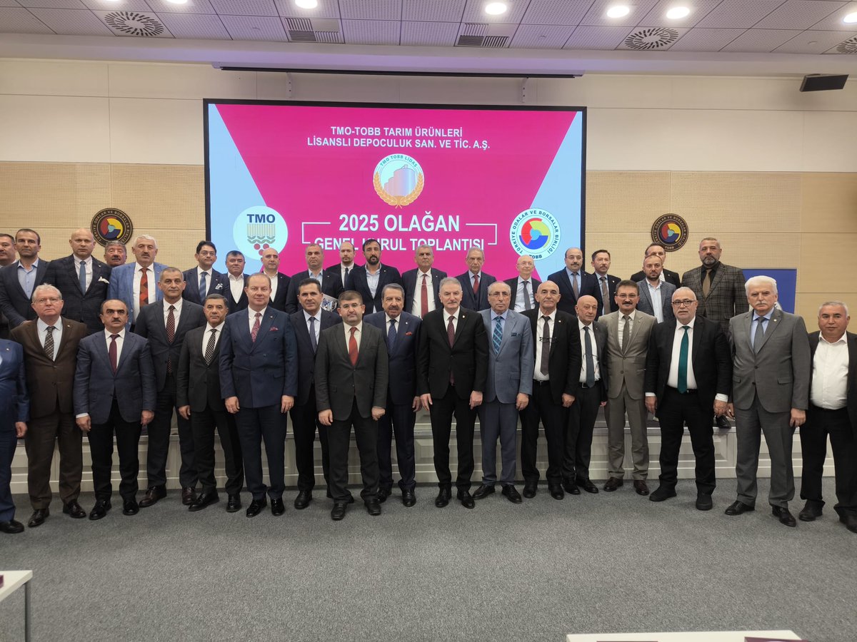 OfisTMO's tweet photo. Kurumumuz ile Türkiye Odalar ve Borsalar Birliği ortaklığında faaliyet gösteren TMO-TOBB Lidaş’ın Olağan Genel Kurul Toplantısı gerçekleştirildi.

Toplantıda konuşma yapan Yönetim Kurulu Başkanı ve Genel Müdürümüz Ahmet Güldal, lisanslı depoculuk sektörünün kurulmasına ve gelişmesine öncülük eden TMO-TOBB Lidaş’ın Türkiye’nin en büyük lisanslı depoculuk şirketi olduğunu vurgulayarak, devam eden ilave yatırımlarla kapasitenin daha da artırılacağını ve bunun Ülkemiz tarımı açısından stratejik bir değer taşıdığını dile getirdi.

Sektörün gelişimi ve güvenilirliğinin artırılması amacıyla hayata geçirilen uygulamalara da değinen Genel Müdürümüz, ticaret borsalarının iştirakiyle kurulan lisanslı depo şirketlerinin sektöre sağladığı katkıları ifade etti.

Toplantı, 2025 yılı faaliyet raporu, bağımsız denetim raporu ve finansal tabloların görüşülerek ibra edilmesi, 2026 yılı tahmini bütçesinin değerlendirilip onaylanması ve Yönetim Kurulu seçiminin gerçekleştirilmesinin ardından sona erdi.