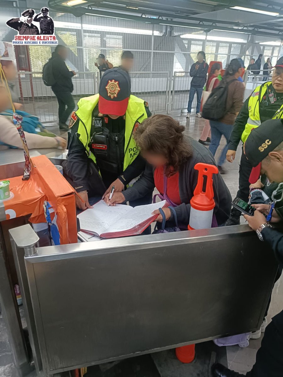 ElSiempreAlerta's tweet image. Oficiales de la #PBI, encargados de la seguridad en el Metro, actuaron con rapidez y gran vocación de servicio para apoyar a una menor de edad que se encontraba extraviada; gracias a los protocolos de actuación policial, lograron reunirla con su su familia.