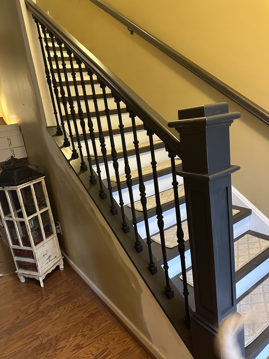 DMBKWillia95537's tweet image. From carpeted to custom ✨We removed the old carpet, opened up the lower wall, and installed McCarran Atwood stair treads for a fresh, modern upgrade. Finished with new paint and secure handrails for both style and safety. 
#UpgradeYourHome #DreamMaker #WilliamsburgVA
