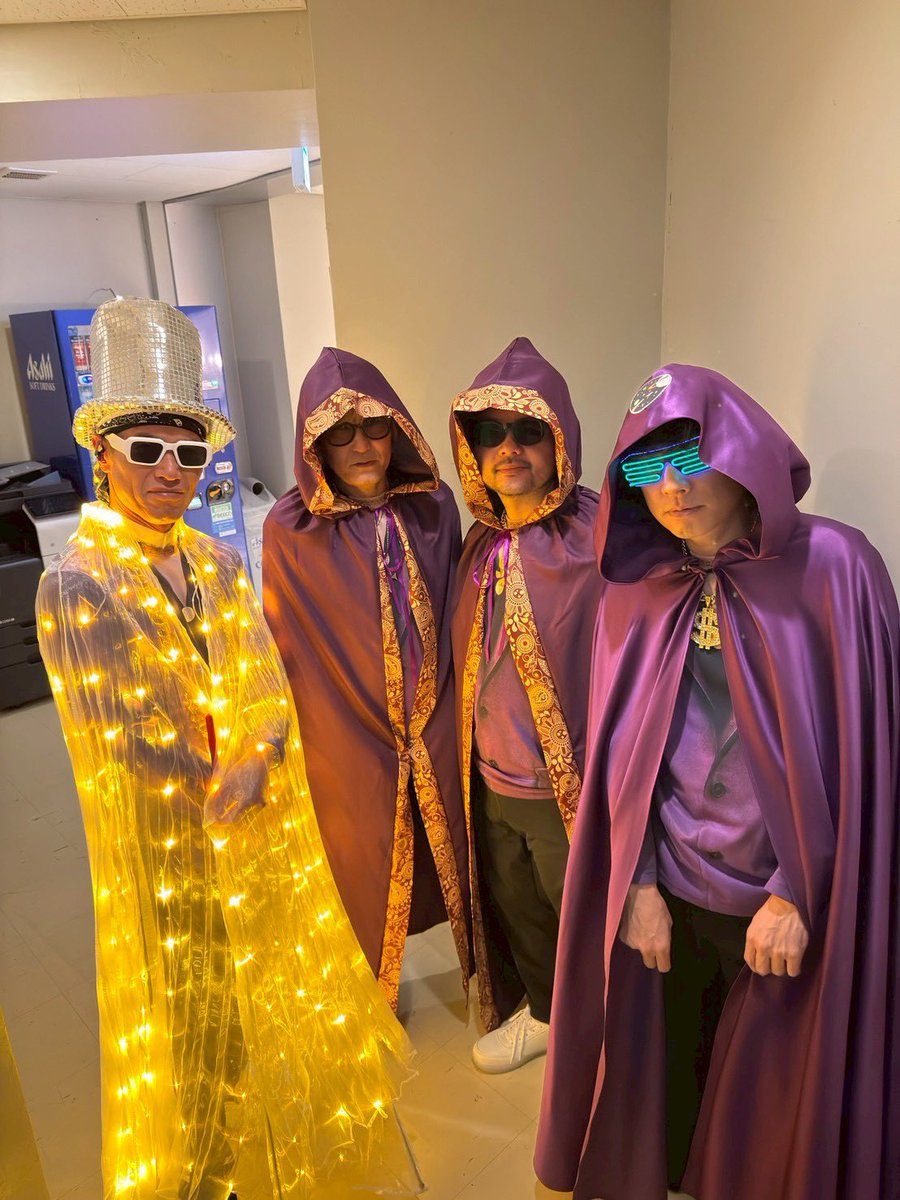 shikaosuga's tweet photo. ファンク🦖ザウルス、ファイナル熊本、終了。ツアー完走。

おれはもう全部出し切った、何も残ってない。
客ザウルスヤバすぎる、メンバーもヤバすぎた
市長ザウルス（大西さん）が大興奮で見に来た 笑

チケットがまさかの160枚→455枚まで跳ね上がった。理由はわからない。けど、今日のライブは歴史に残る熱狂でした。もう・・・すでにロスです。