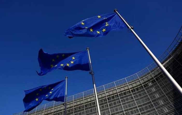 zeyneepozturkk_'s tweet image. AB, Dijital Pazarlar Yasası’nı genişleterek bulut ve yapay zeka hizmetlerini mercek altına alıyor. Yeni adım, teknoloji devlerinin bu alanlardaki rekabet gücünü sınırlamayı hedefliyor. #AI #YapayZeka #Teknoloji