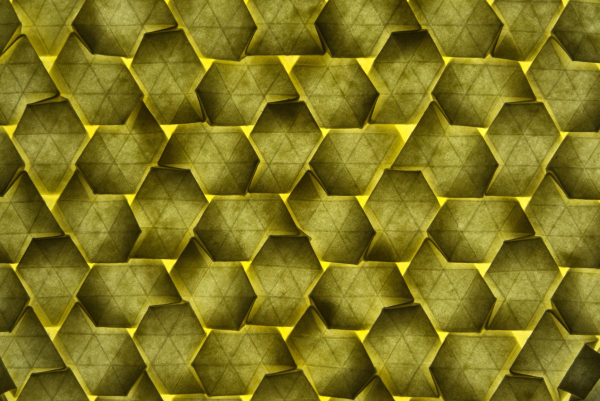mkosmul's tweet image. Triangle Patch Tessellation (back, back-lit, close-up)

A tessellation of large and small triangles on a hex grid.

#origami #折り紙 #종이접기 #Оригами #origamitessellation #triangles #MichałKosmulski