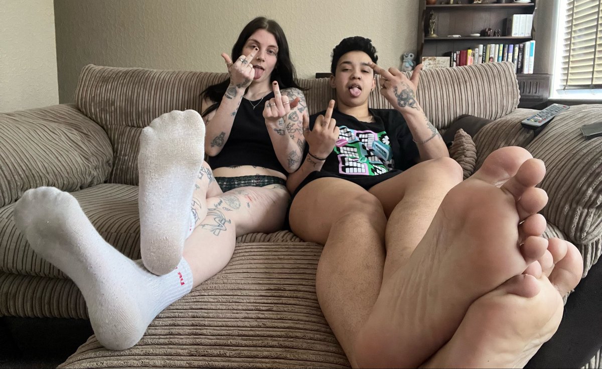 goddessmagzi's tweet photo. socks or soles? https://t.co/LHuDF1OAVM