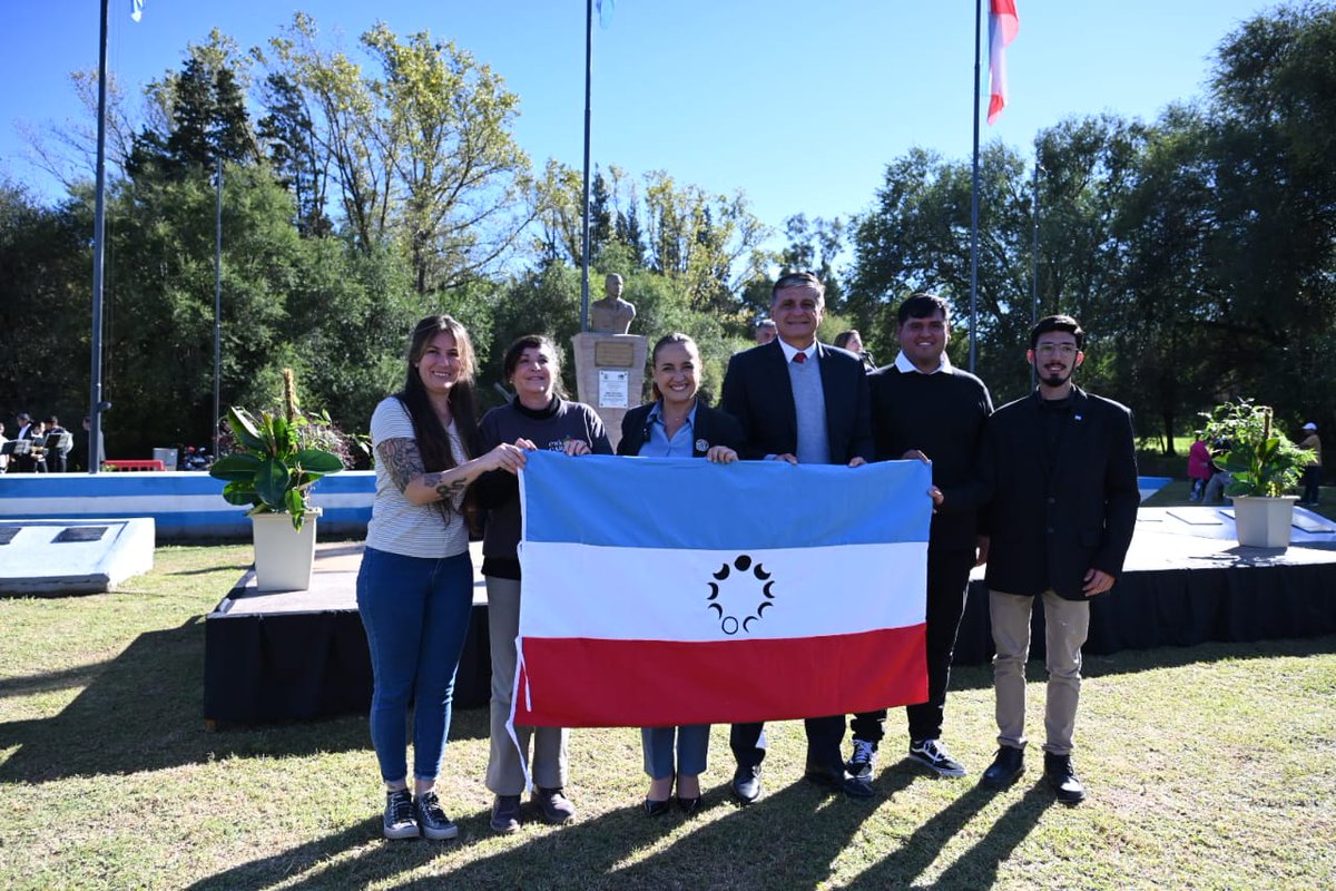 myriprunotto's tweet photo. Desde la Vicegobernación de Córdoba impulsamos el programa #NuestraBandera como una forma de construir identidad y poner en valor lo que representa a cada comunidad.

Que hoy Cosquín tenga su bandera es parte de ese camino: una identidad que sus propios vecinos supieron plasmar en colores y símbolos, reflejando su historia, su cultura y todo lo que la ciudad tiene para mostrar.

¡Qué orgullo ver cómo cada comunidad se reconoce en lo suyo y lo comparte con toda la provincia y el país!