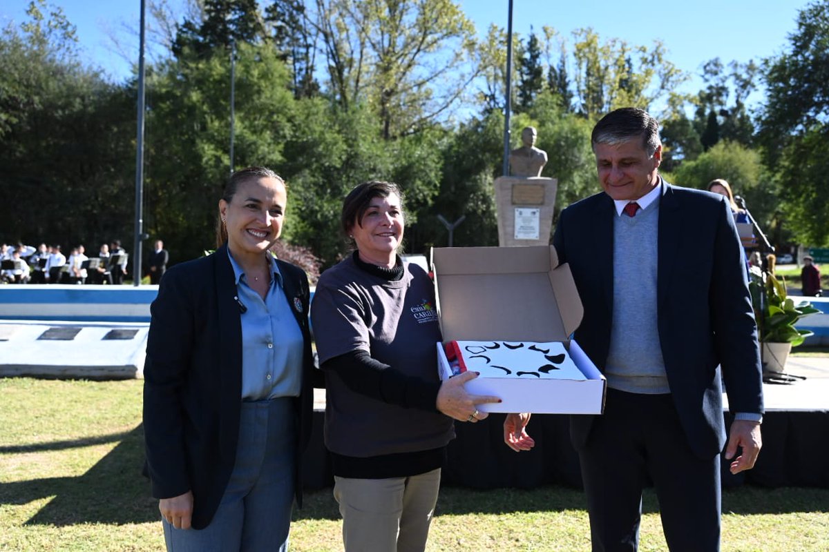 myriprunotto's tweet photo. Desde la Vicegobernación de Córdoba impulsamos el programa #NuestraBandera como una forma de construir identidad y poner en valor lo que representa a cada comunidad.

Que hoy Cosquín tenga su bandera es parte de ese camino: una identidad que sus propios vecinos supieron plasmar en colores y símbolos, reflejando su historia, su cultura y todo lo que la ciudad tiene para mostrar.

¡Qué orgullo ver cómo cada comunidad se reconoce en lo suyo y lo comparte con toda la provincia y el país!