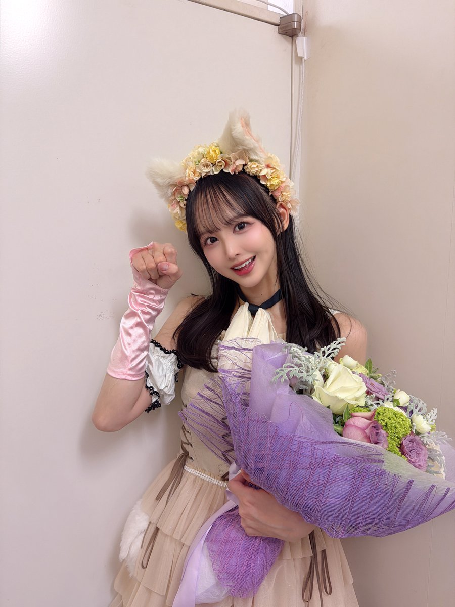 FUKUAKARI_STU48's tweet photo. #福田朱里生誕祭2026 のツイート見てます！ありがとう！

①4期ちゃんが見に来てくれました💗
②全身写真です🌸
③猫の花冠ありがとう🐱
④ありがたくお持ち帰りしましたd(≧▽≦*)
※スタンドフラワーのお花は両親が車で香川に持って帰りました！ https://t.co/xszYsmT4We