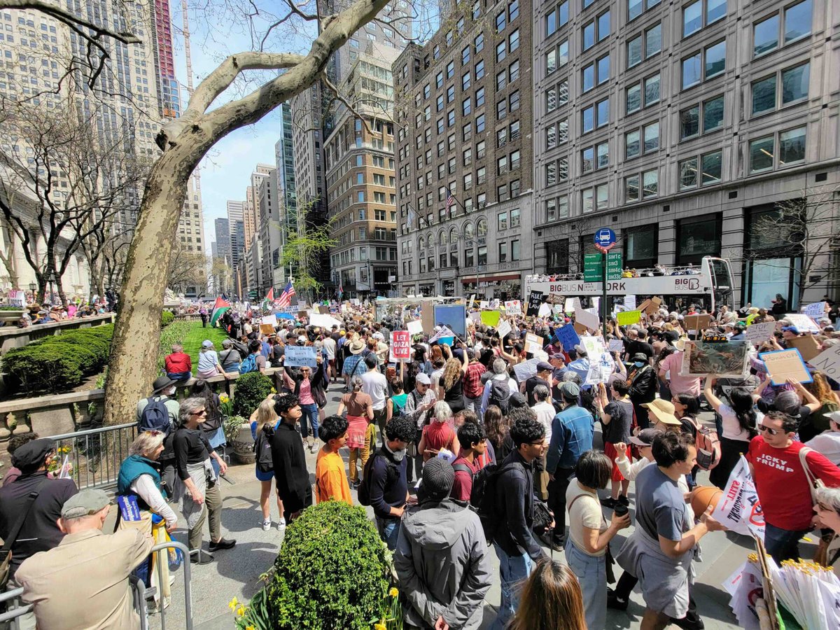 PressenzaIPA's tweet image. King’s March: A Missed Opportunity #KingCharlesIII #NoKings #NoKingsMovement #UnitedStatesDeclarationOfIndependence #USCongress #WhiteHouse pressenza.com/2026/04/kings-…