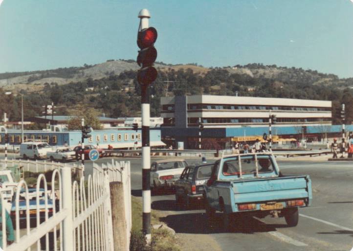 framed_history's tweet photo. Mbabane, 1980. 📸🇸🇿
Before the modern malls, there was the iconic "Ellerines Plaza" (now part of the Swazi Plaza). For many, that big blue-and-yellow signage was the ultimate city landmark. Notice the classic Isuzu bakkies and that unmistakable Mbabane skyline. https://t.co/FMkBvYruaM