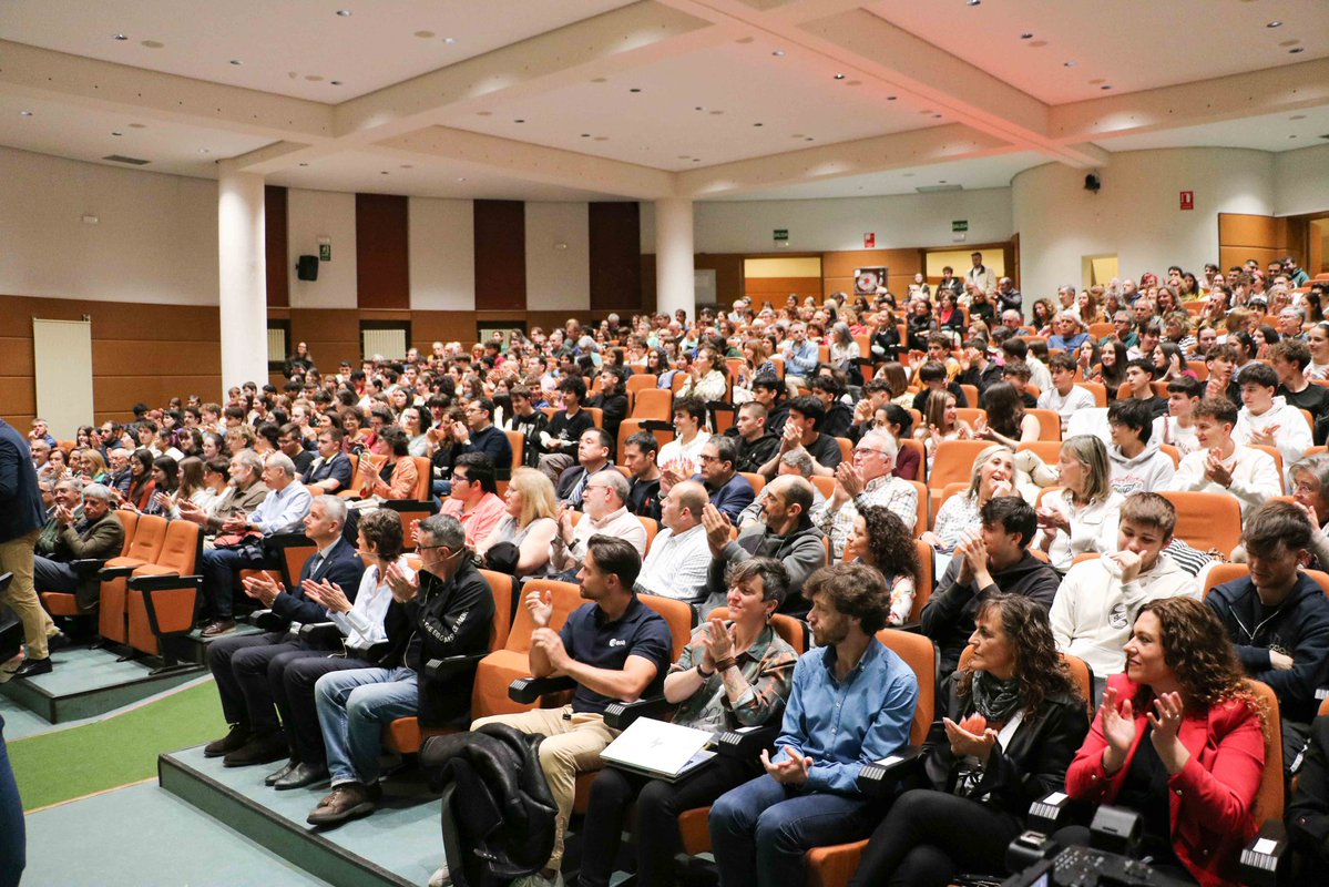 unileon's tweet image. 🌒 León se prepara para un momento histórico

Más de 500 personas han participado en la jornada ‘León se viste de eclipse’ en la Universidad de León, junto a expertos de la Agencia Espacial Europea 

#ULE #UniversidadDeLeón #EclipseSolar