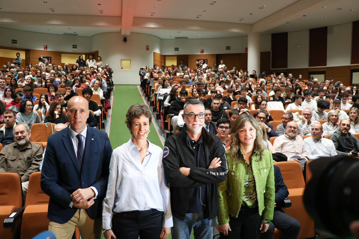 unileon's tweet image. 🌒 León se prepara para un momento histórico

Más de 500 personas han participado en la jornada ‘León se viste de eclipse’ en la Universidad de León, junto a expertos de la Agencia Espacial Europea 

#ULE #UniversidadDeLeón #EclipseSolar