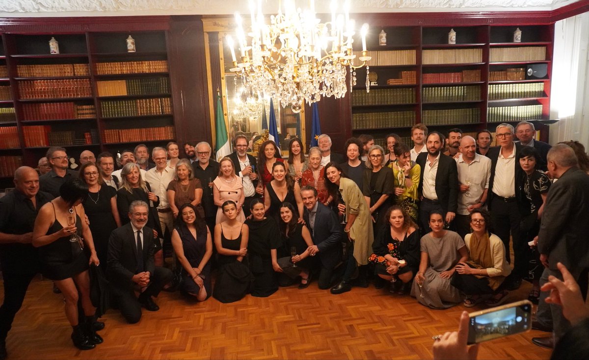 FranciaenMexico's tweet photo. Acompañado por actores y cineastas, @JC_Berjon fue condecorado ayer con la Orden del Mérito 🇫🇷.
La Embajadora @DBorione destacó su contribución al desarrollo de la cooperación cinematográfica 🎥entre Francia y México,y su compromiso genuino por apoyar al talento joven.
¡Bravo! 👏🏽 https://t.co/AhQ8W2as9g