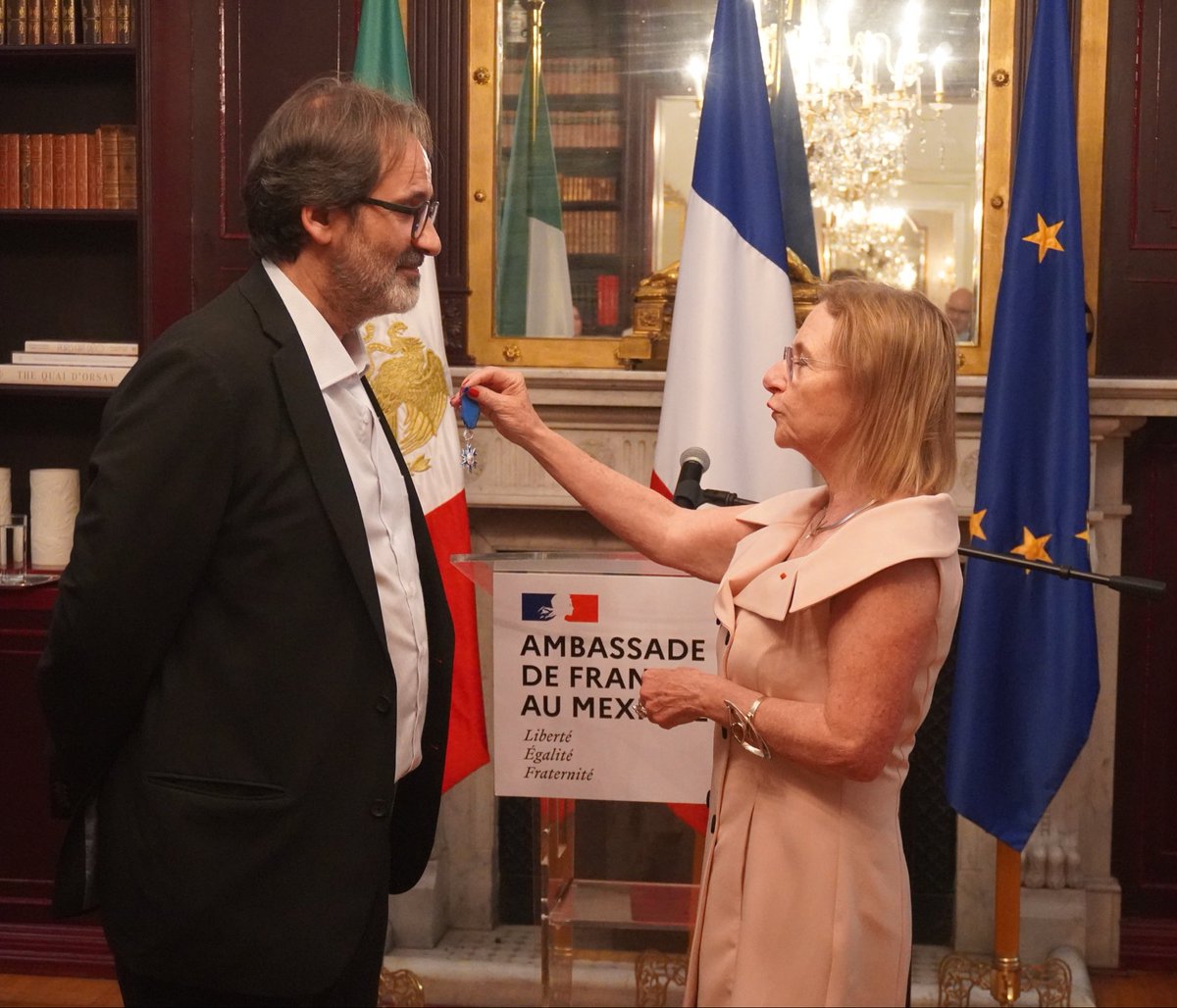 FranciaenMexico's tweet photo. Acompañado por actores y cineastas, @JC_Berjon fue condecorado ayer con la Orden del Mérito 🇫🇷.
La Embajadora @DBorione destacó su contribución al desarrollo de la cooperación cinematográfica 🎥entre Francia y México,y su compromiso genuino por apoyar al talento joven.
¡Bravo! 👏🏽 https://t.co/AhQ8W2as9g