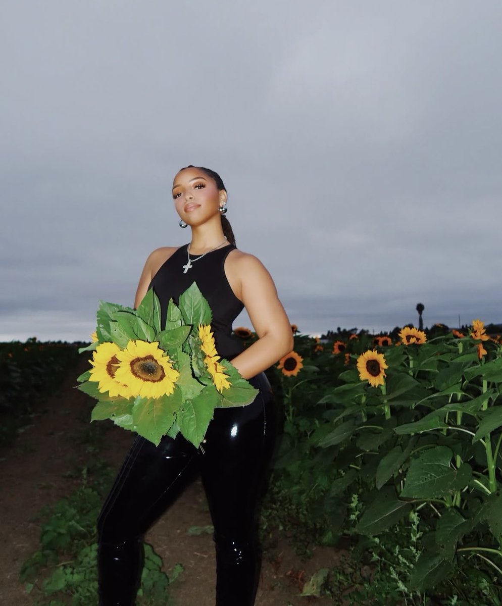 troubleinchloe's tweet photo. Ms. chlöe bailey🌻 https://t.co/DeuAGZJs8x