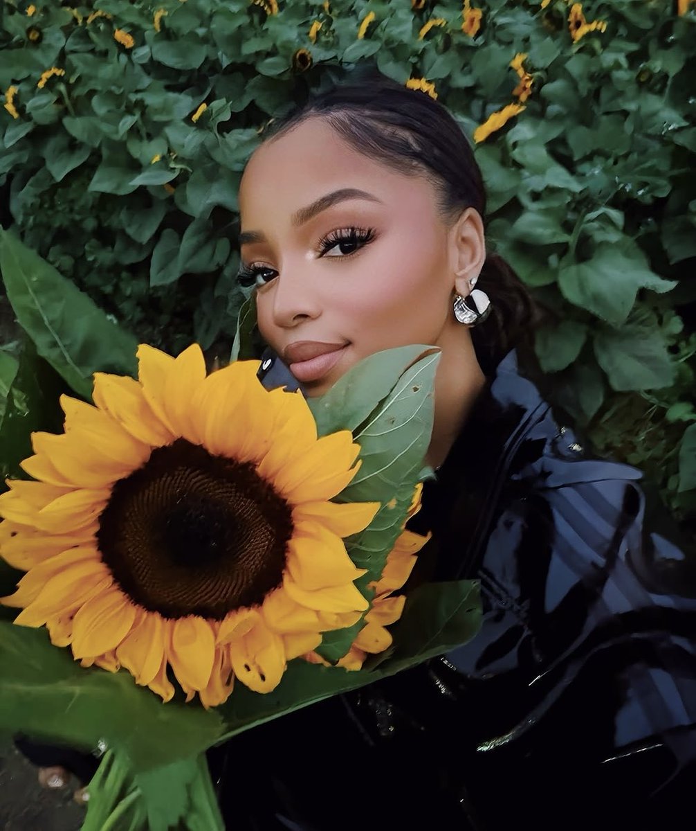 troubleinchloe's tweet photo. Ms. chlöe bailey🌻 https://t.co/DeuAGZJs8x